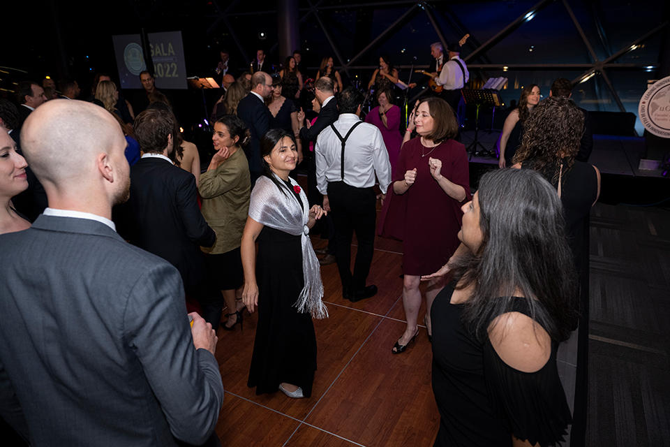 un groupe de personnes dansant dans une salle de bal