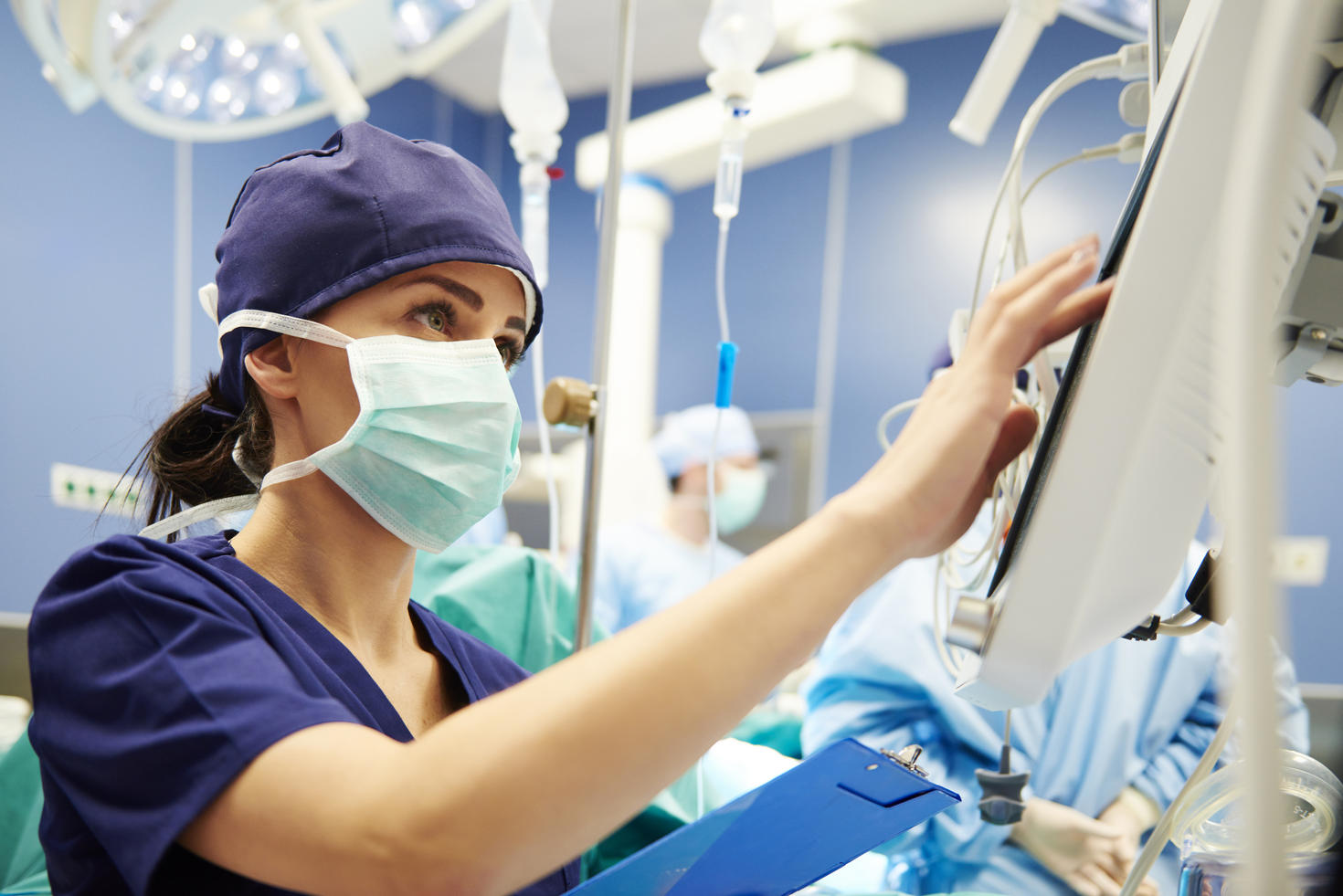 Infirmière travaillant avec la technologie en salle d'opération