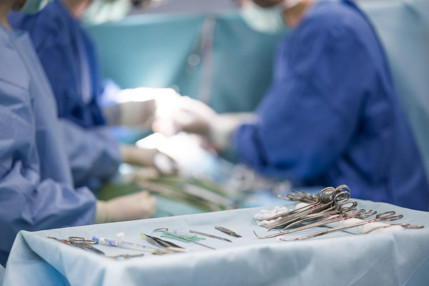 instruments chirurgicaux stériles sur la table d'opération au milieu des chirurgiens