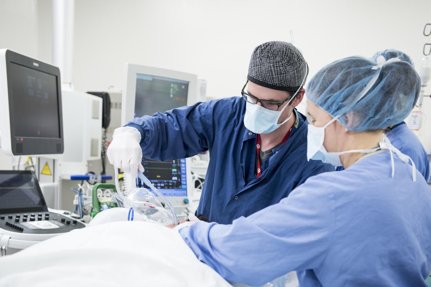 Anesthésiste travaillant en salle d'opération avec un assistant en anesthésie à l'Institut de cardiologie de l'Université d'Ottawa.