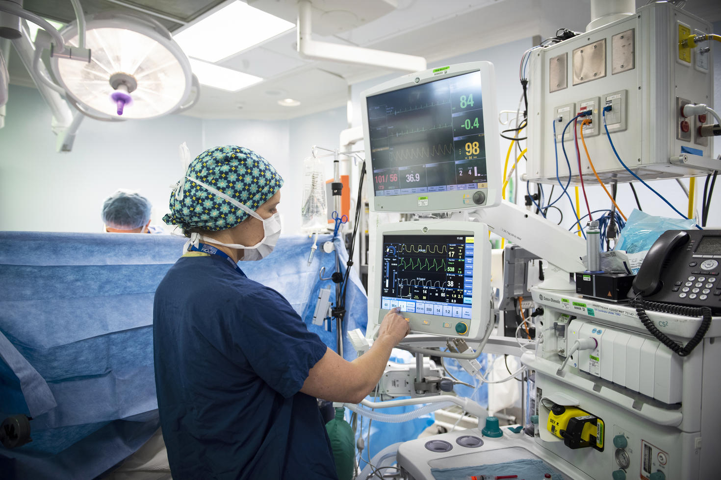 Anesthésiste travaillant au bloc opératoire de l'Hôpital d'Ottawa.