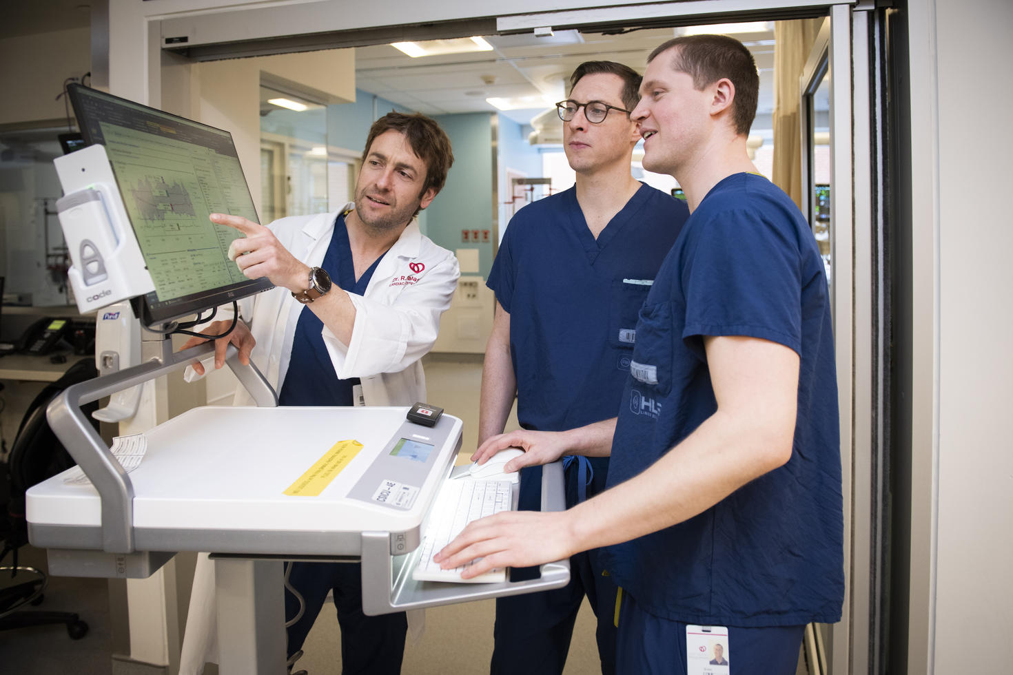 les médecins discutent entre eux