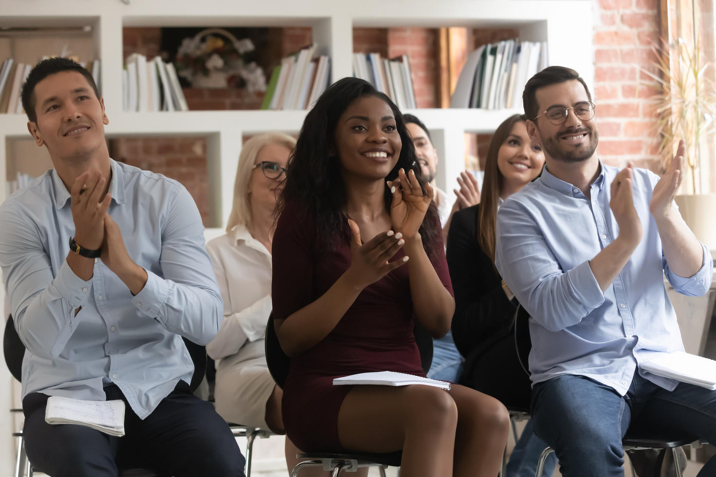 Les participants au séminaire sur les entrepreneurs divers se donnent la main