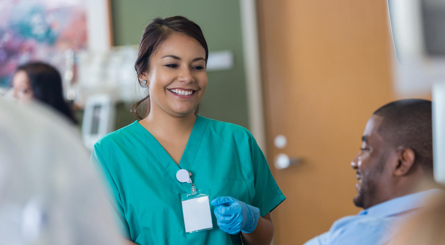 Un médecin souriant parle à un patient