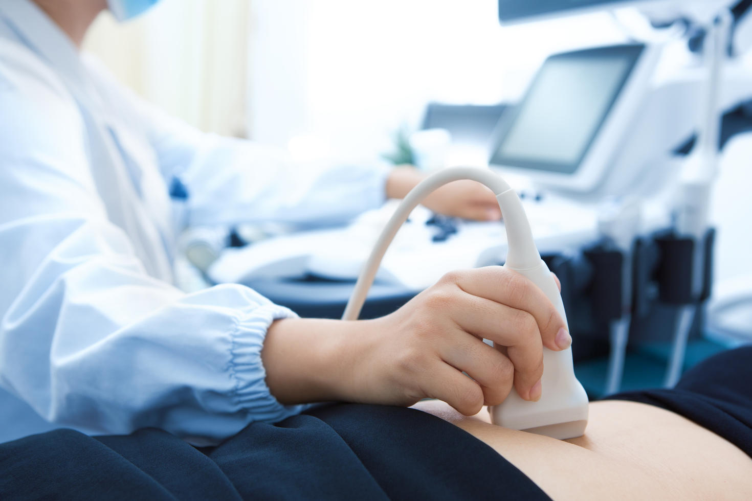 Un médecin utilise un appareil à ultrasons pour effectuer le test