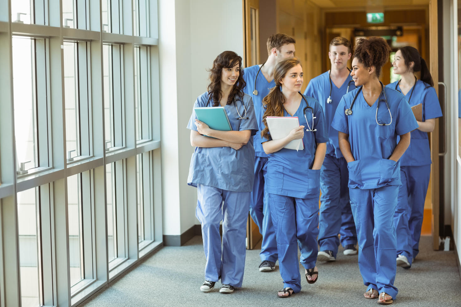 Des étudiants en médecine marchant dans un couloir