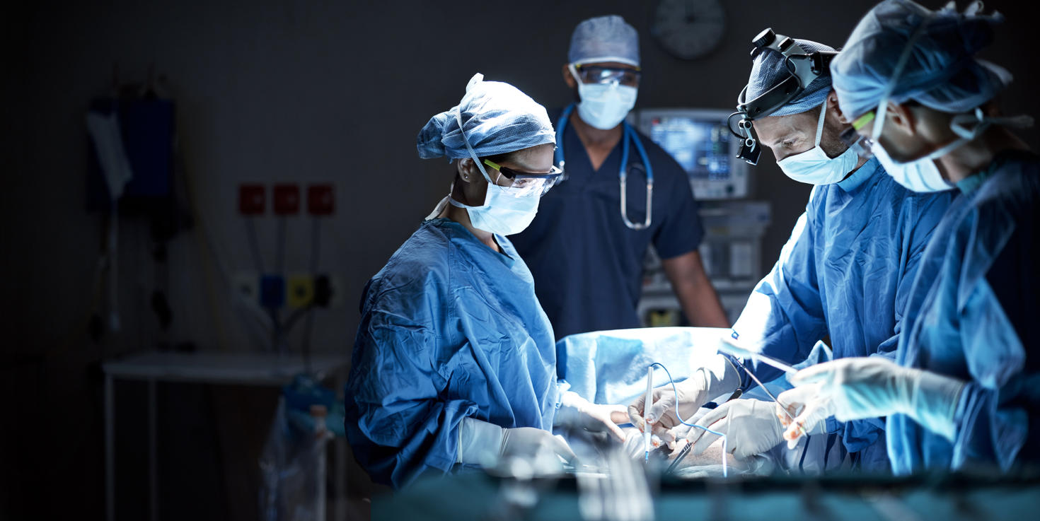 Vue d'une équipe de chirurgiens effectuant une opération dans une salle d'opération