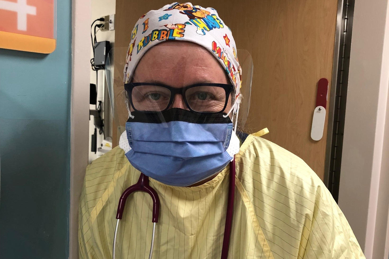 La Dre Moineau portant des blouses dans un hôpital.
