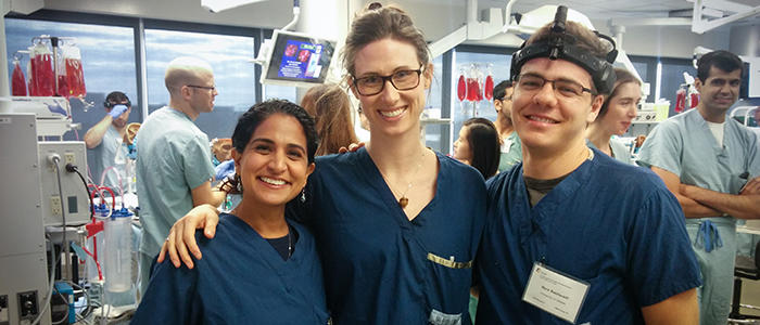 deux résidents en tenue de chirurgie