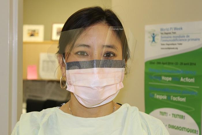 Un médecin avec un masque et une blouse