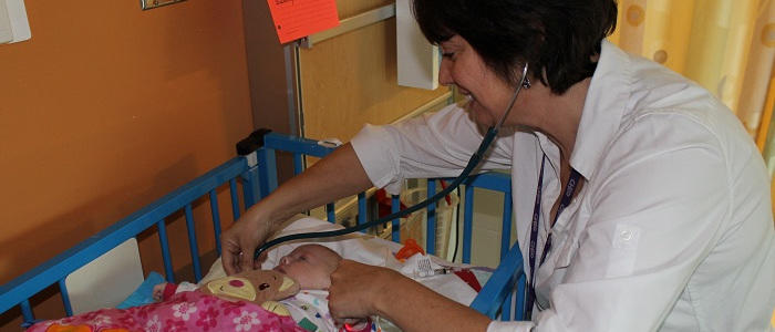 Médecin s'occupant d'un bébé