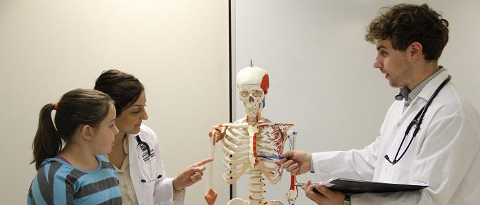 Des médecins enseignant à une jeune fille