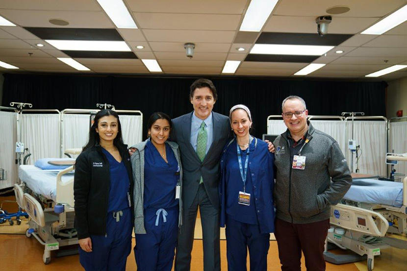 Le premier ministre Justin Trudeau pose avec un groupe de personnes.