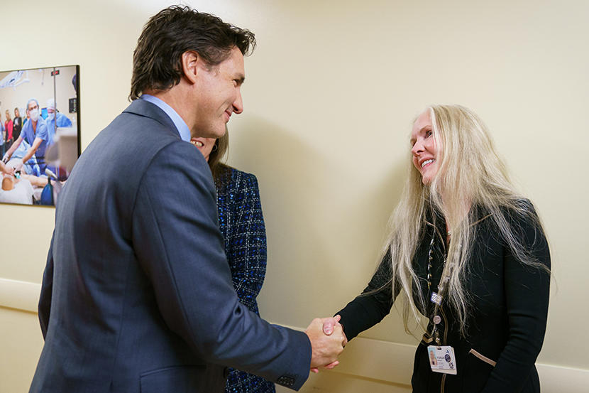 Le premier ministre Justin Trudeau serre la main de la Dre Melissa Forgie.