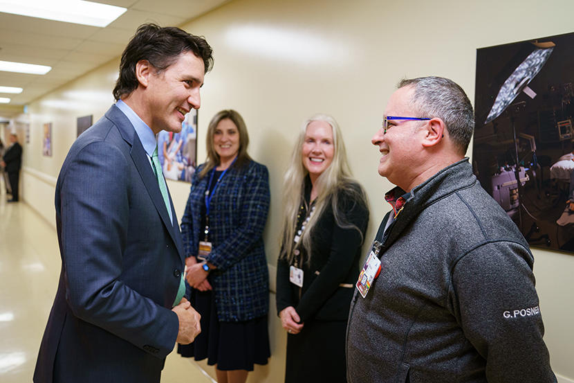 Le premier ministre Justin Trudeau s'entretient avec le Dr Glenn Posner.