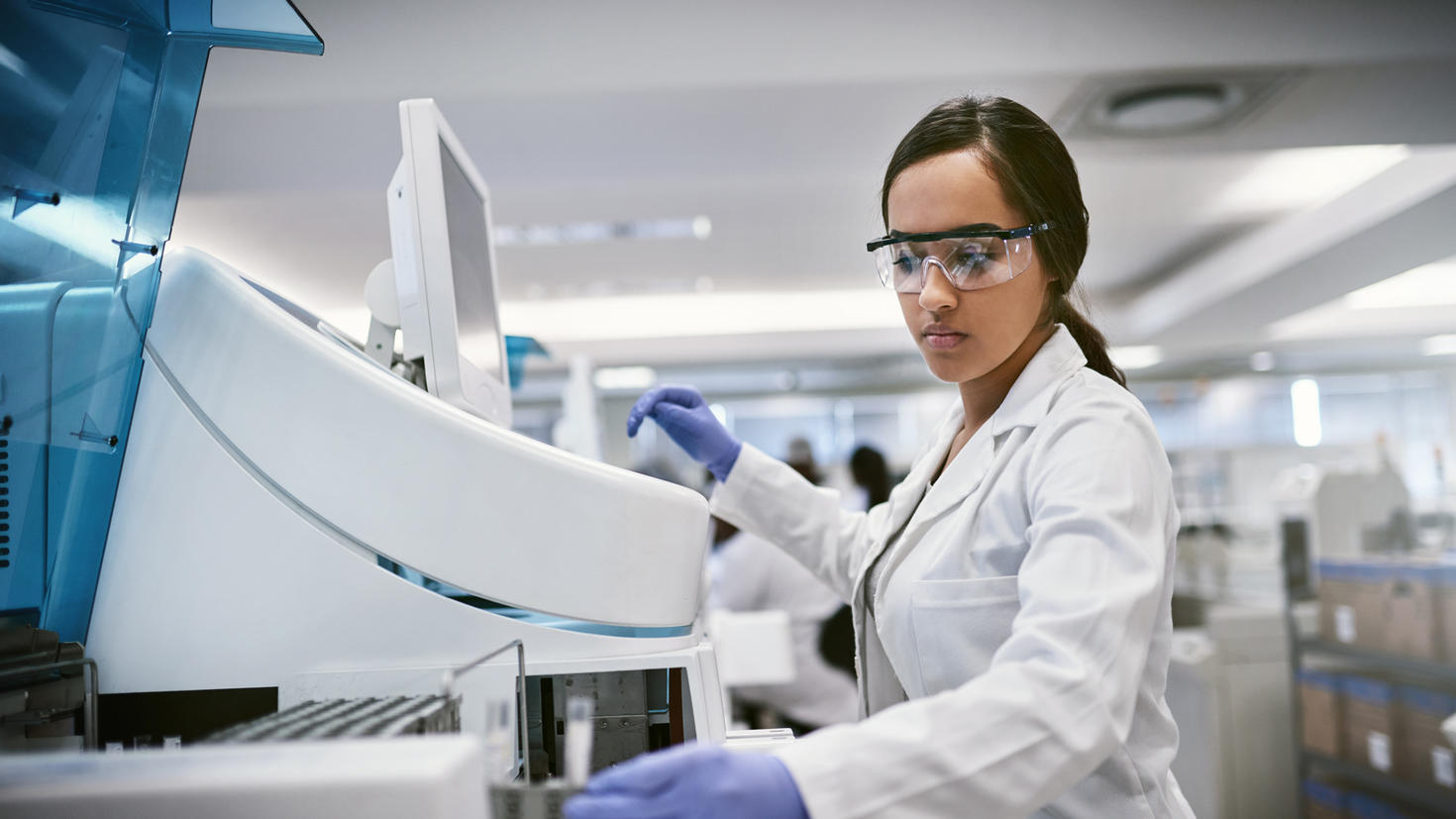 Étudiante faisant une expérience de recherche dans un laboratoire