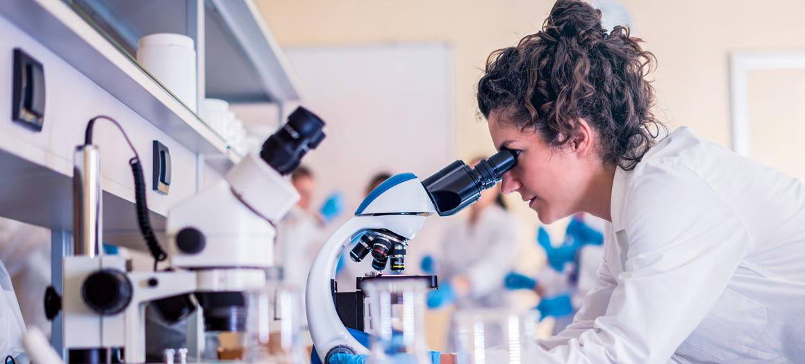 Une chercheuse dans un laboratoire