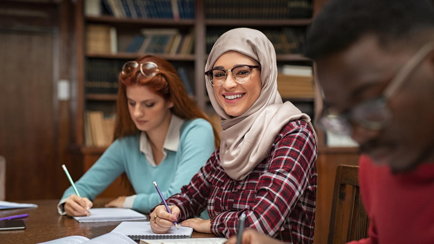 un étudiant qui étudie dans une bibliothèque