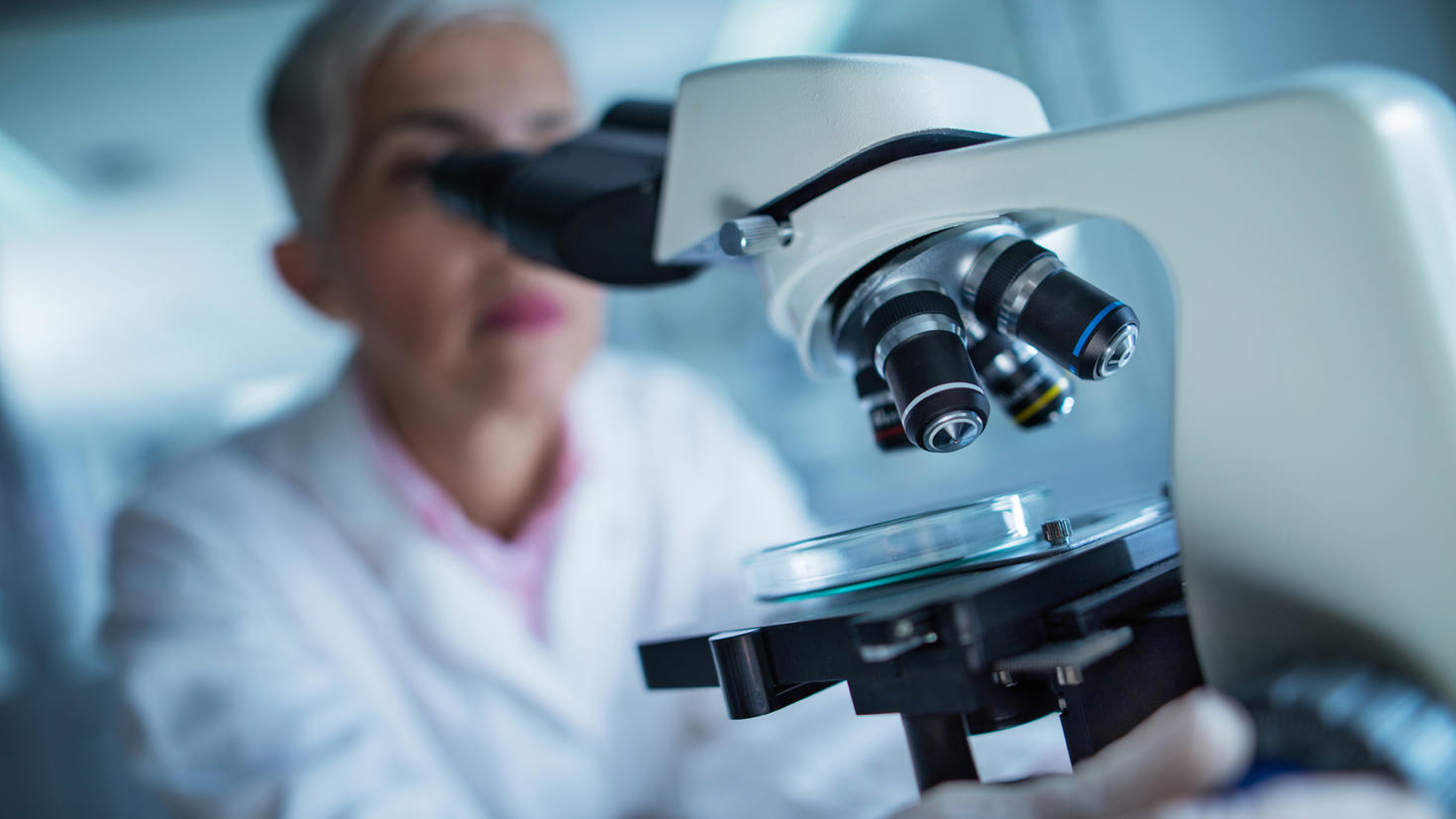 médecin utilisant un microscope