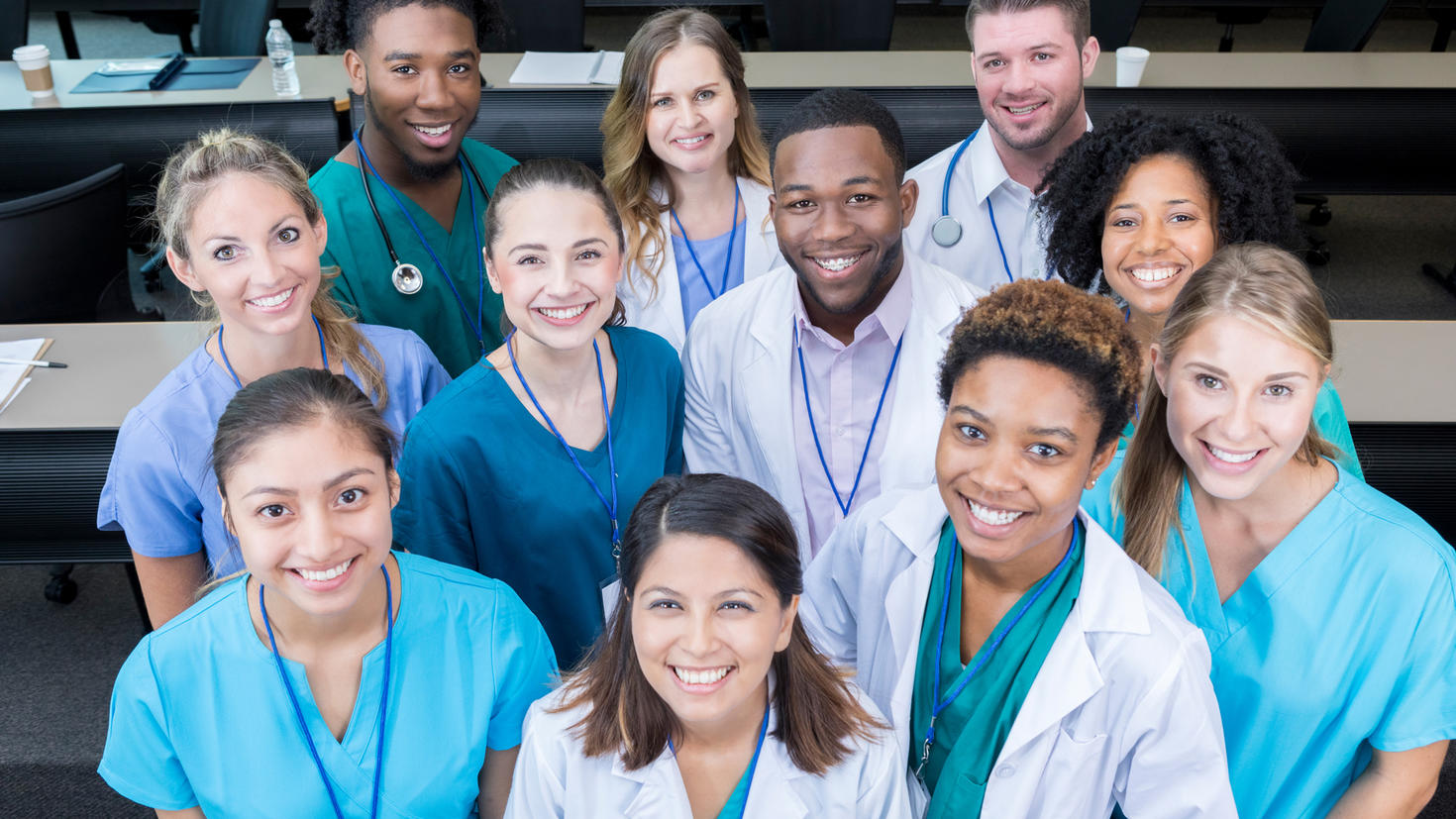 Les étudiants en médecine sourient devant la caméra
