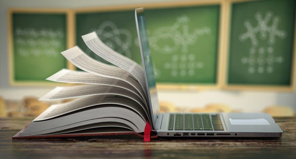 Ordinateur et livres représentant les ressources pour les étudiants