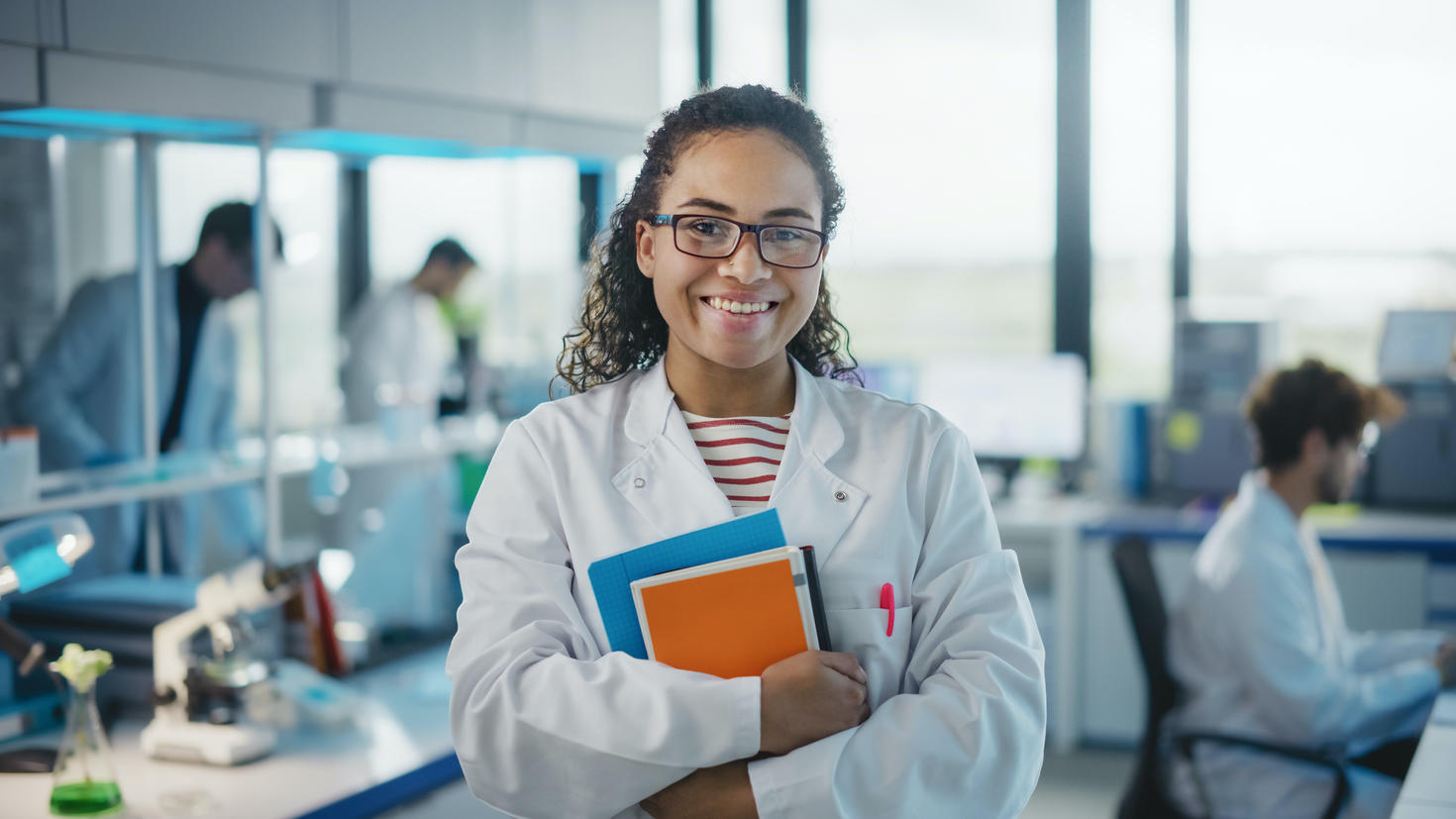 Un étudiant tenant des livres dans un laboratoire