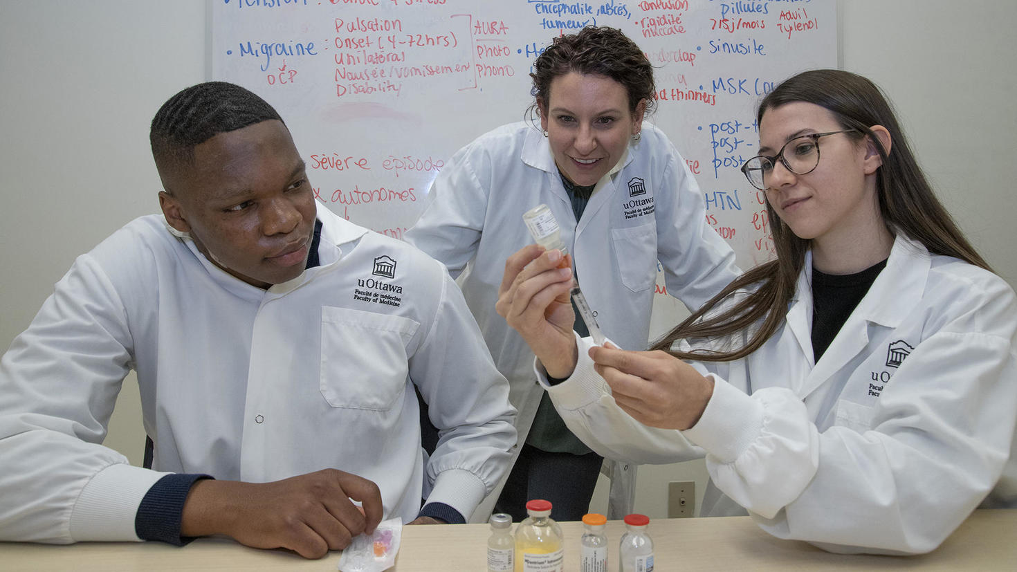 un groupe d'étudiants dans un laboratoire