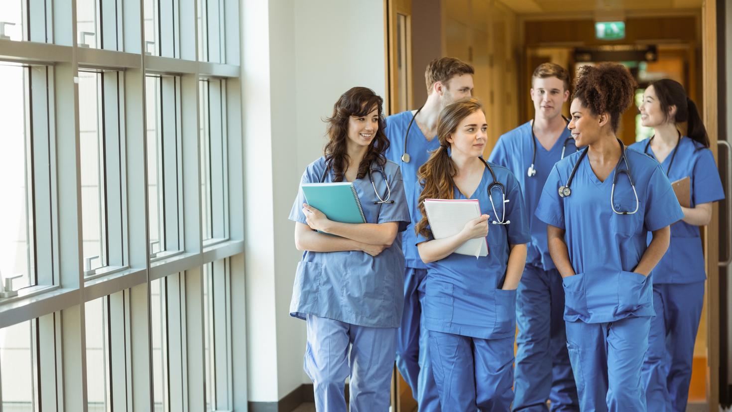 Étudiants passant devant un hall d'entrée