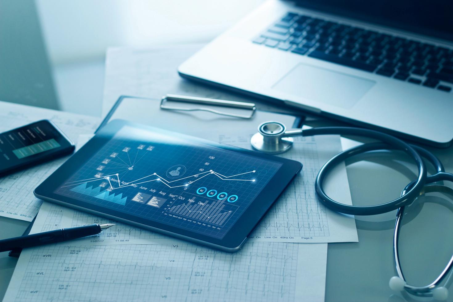 Examen médical et données graphiques de croissance de l'entreprise sur tablette avec presse-papiers du rapport de santé du médecin en arrière-plan