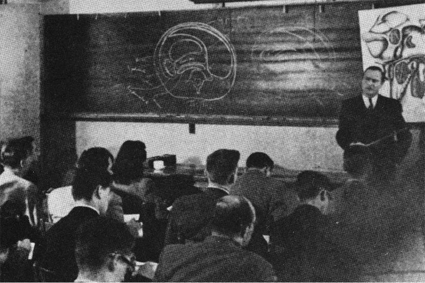 Le Dr Joseph Auer donnant une conférence d'anatomie.