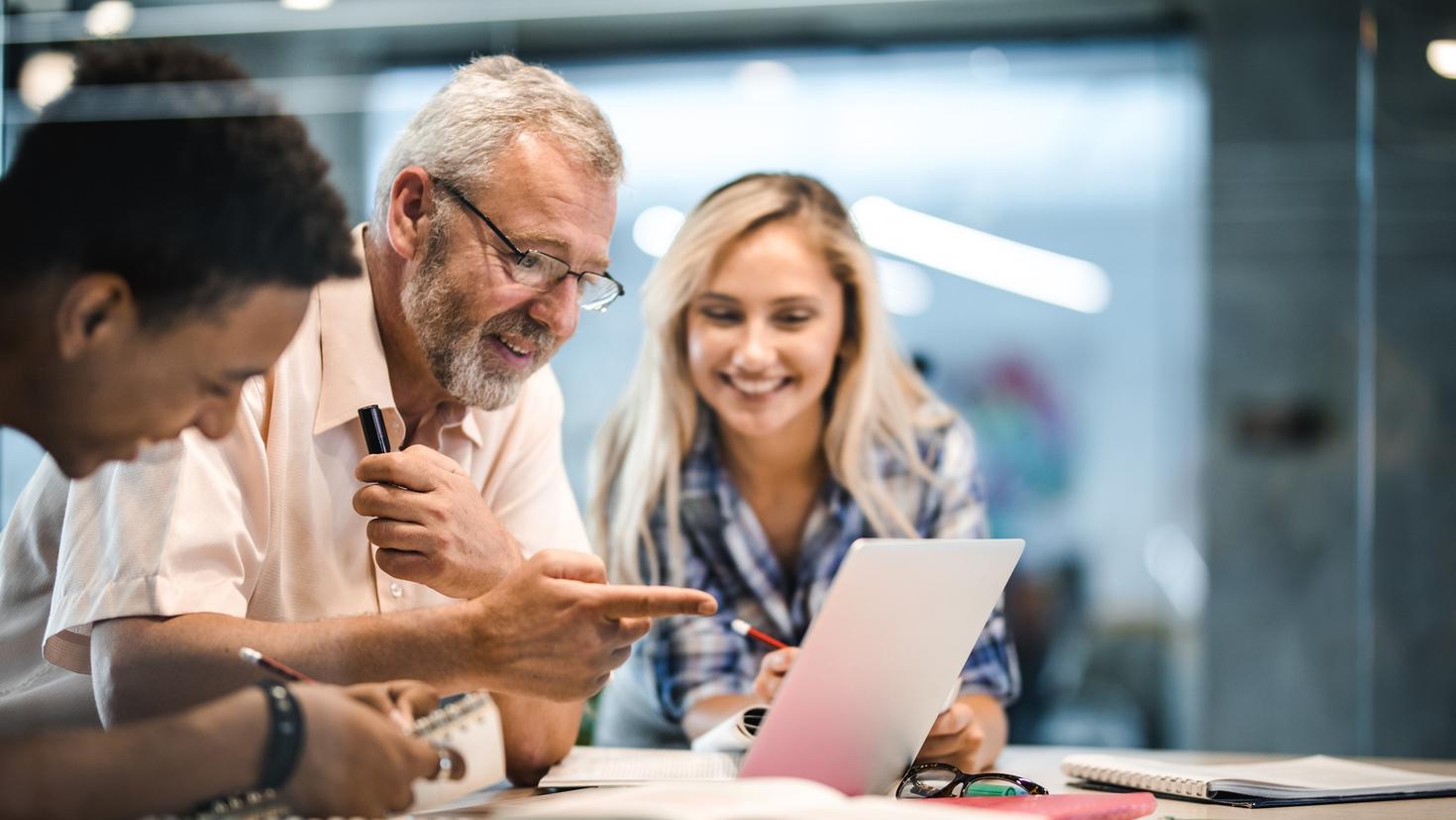 Un professeur mature heureux et ses élèves