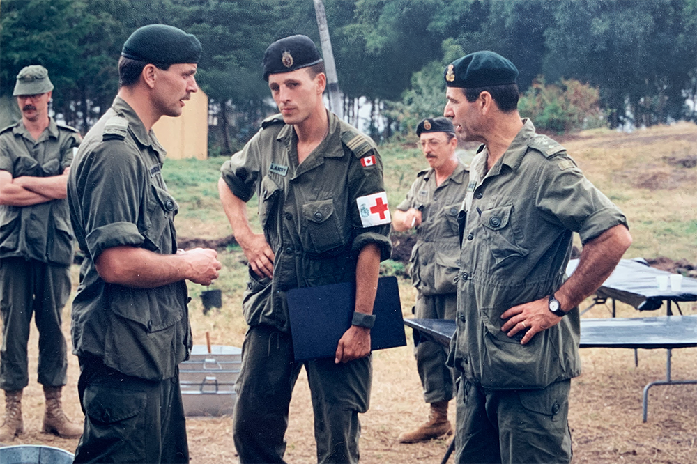 Devant un hôpital de campagne à Goma, au Congo, le Dr. Pierre Morisset se tient aux côtés d'autres membres militaires.
