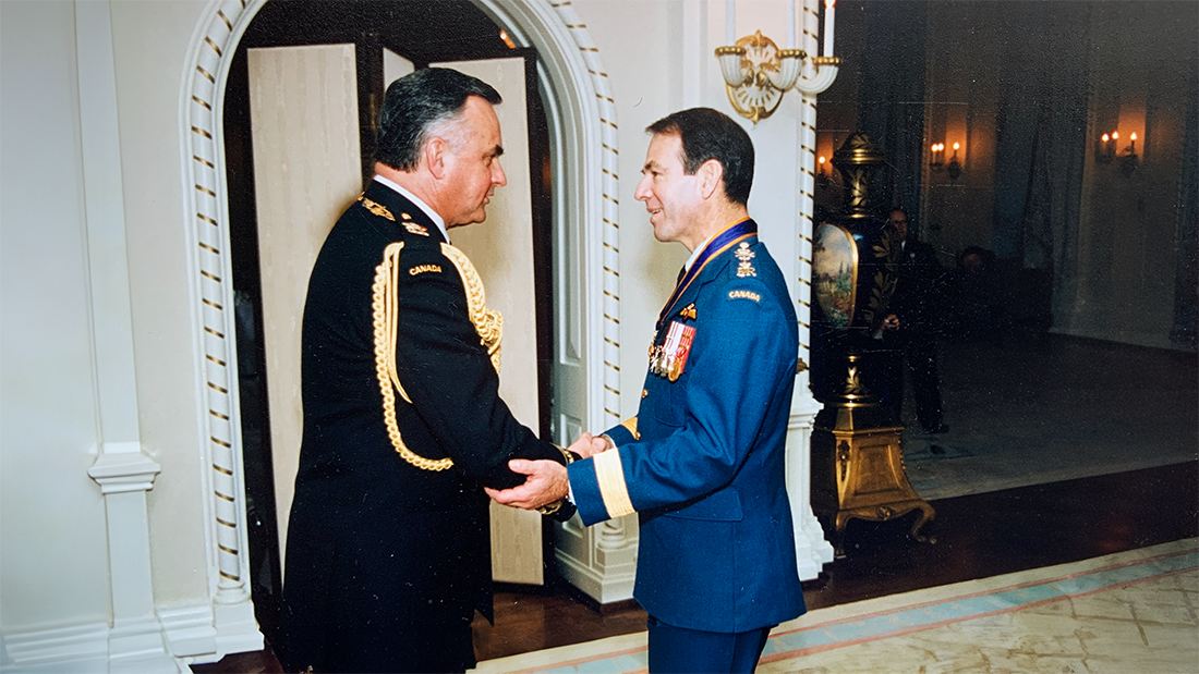 Dr. Pierre Morisset serre la main du Gouverneur général Ray Hnatyshyn.
