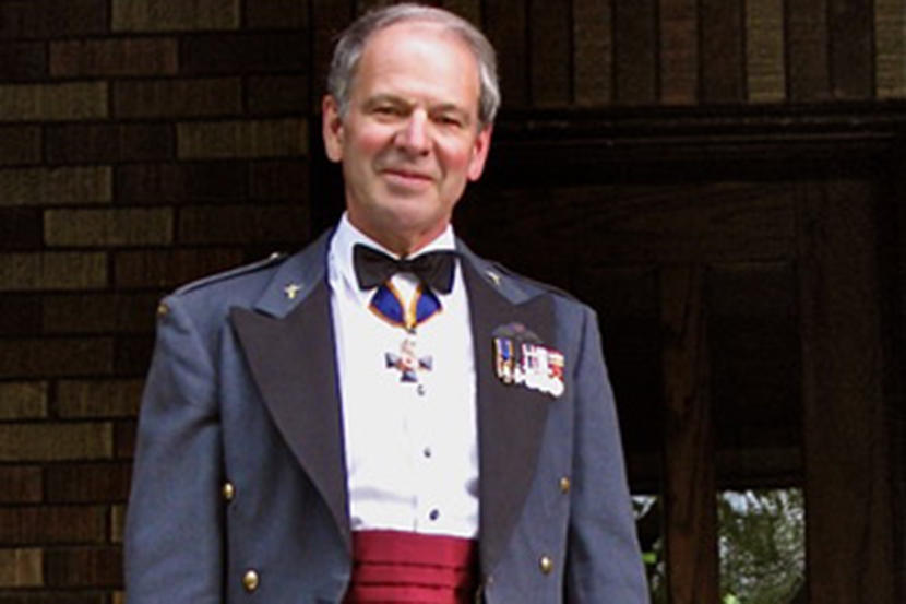 Le major-général Morisset dans sa tenue de mess