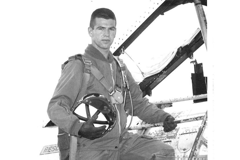 Le lieutenant d’aviation Morisset monte dans son avion