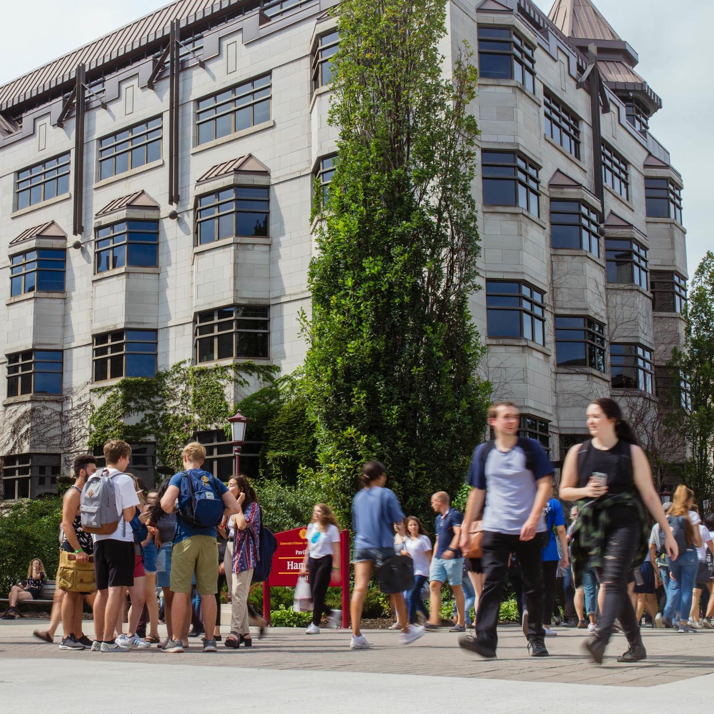Students walking at the uOttawa campus