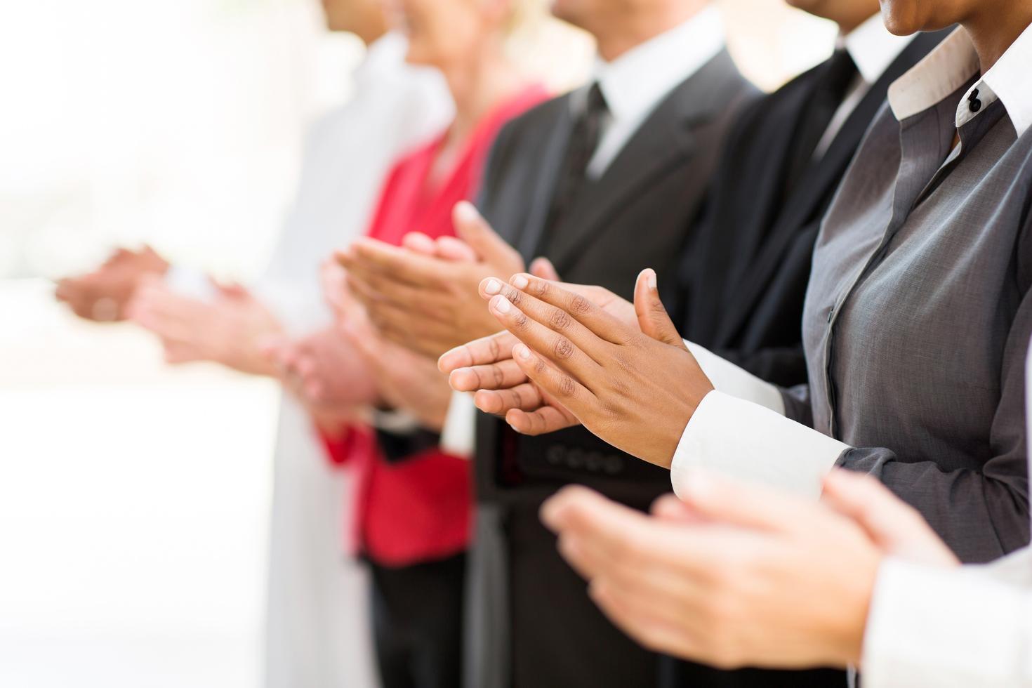 Gens d’affaires qui applaudissent