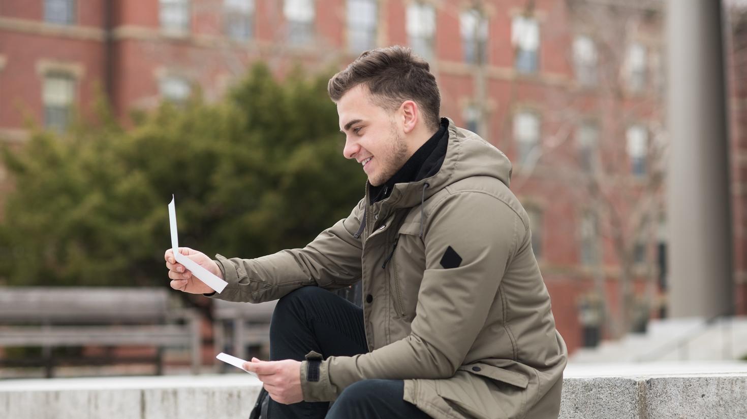 Étudiant heureux sur le campus