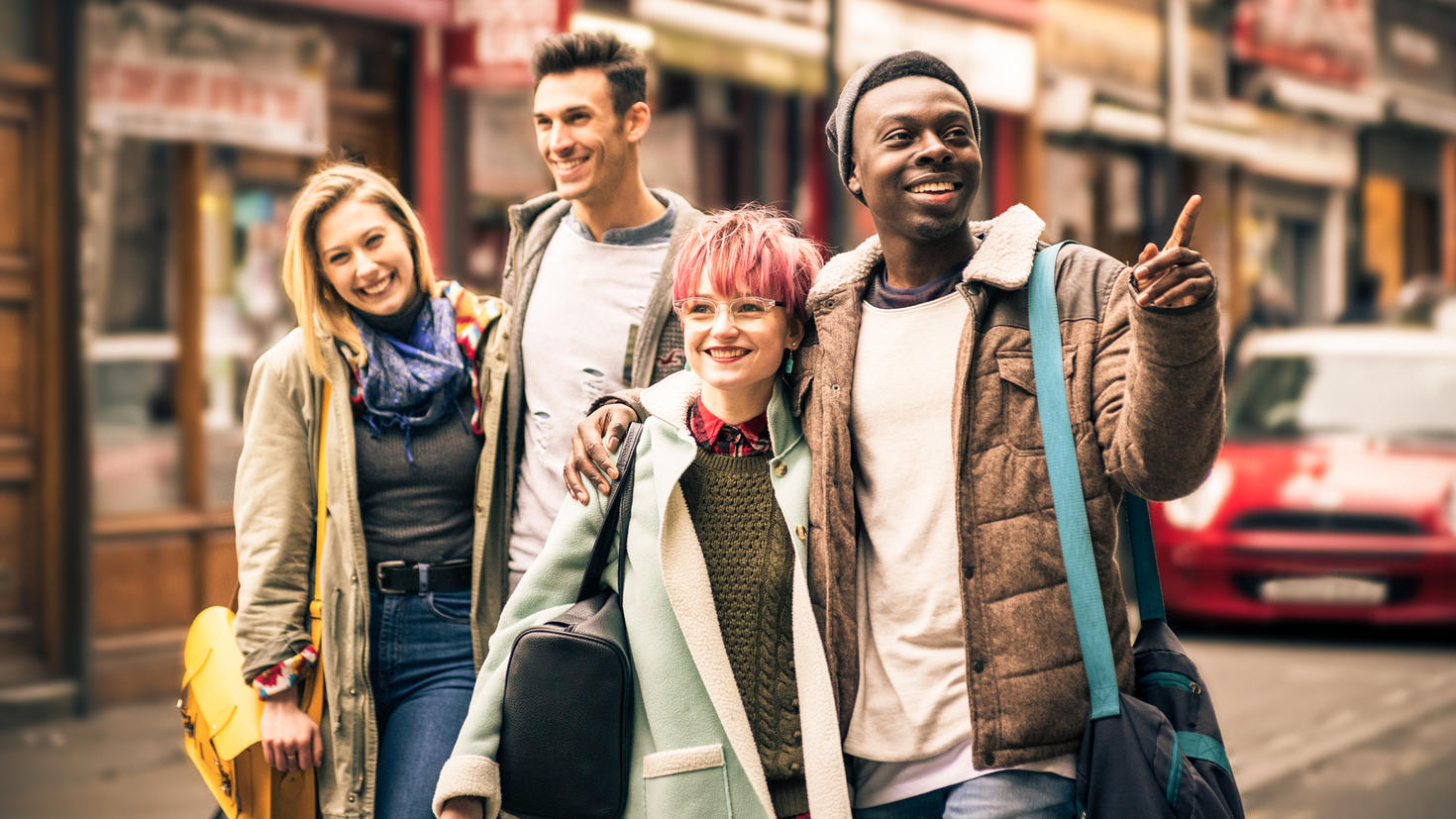 Des amis, l'air joyeux, se promènent sur Brick Lane, à Shoreditch, à Londres