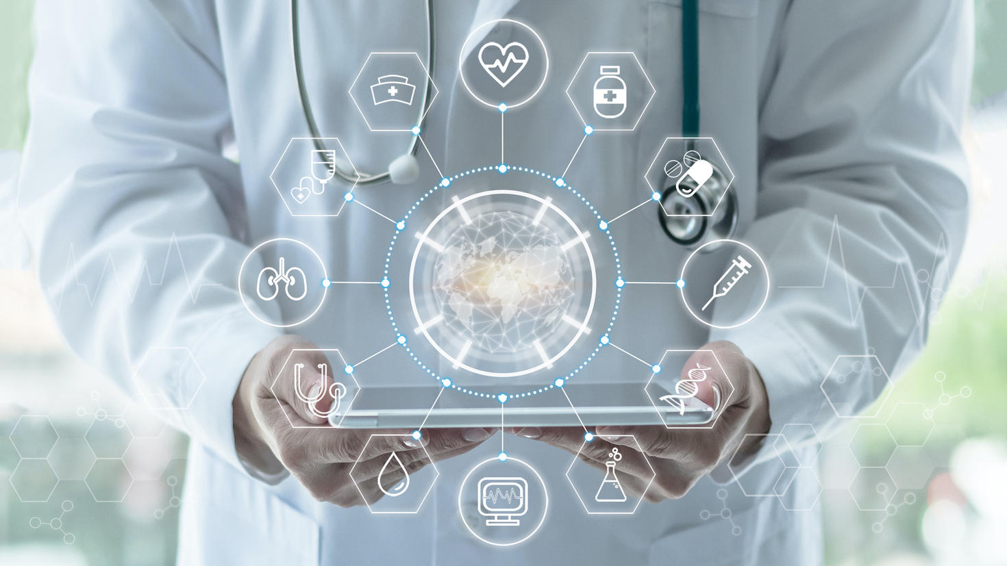 Journée mondiale de la santé avec un médecin sur la télésanté, service de télémédecine analysant en ligne le dossier médical électronique (DME), données numériques du patient sur une tablette dans un laboratoire.