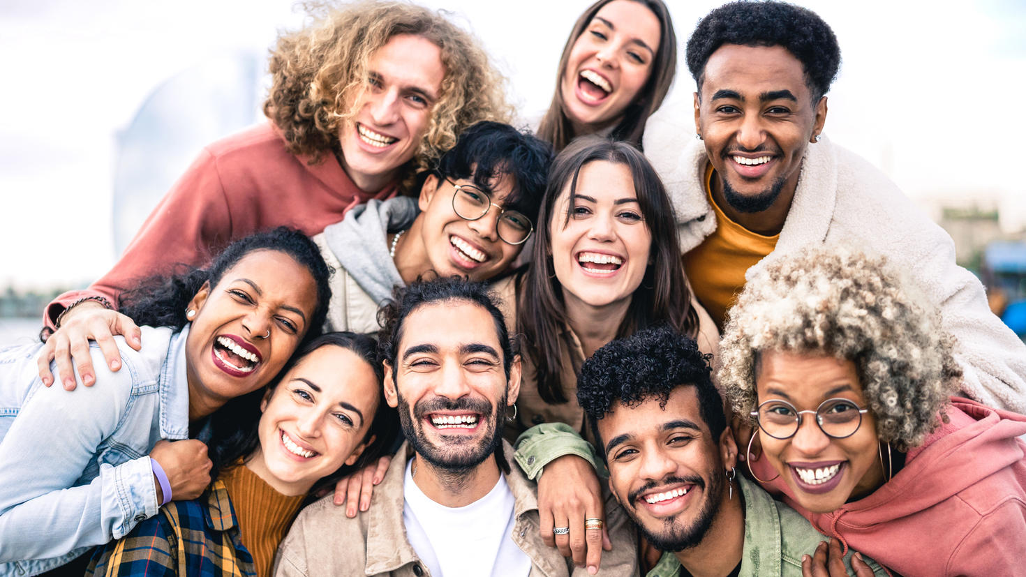 Des étudiants joyeux assis ensemble