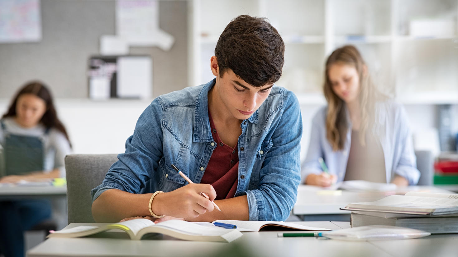Adolescent étudiant dans une salle de classe