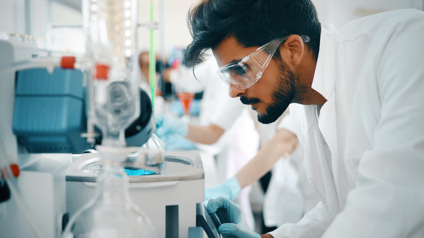 Étudiant travaillant dans un laboratoire