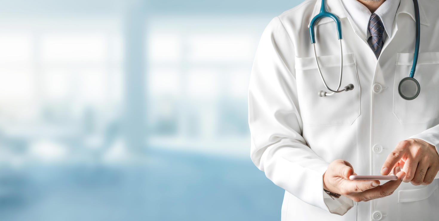 Médecin utilisant un téléphone portable à l'hôpital