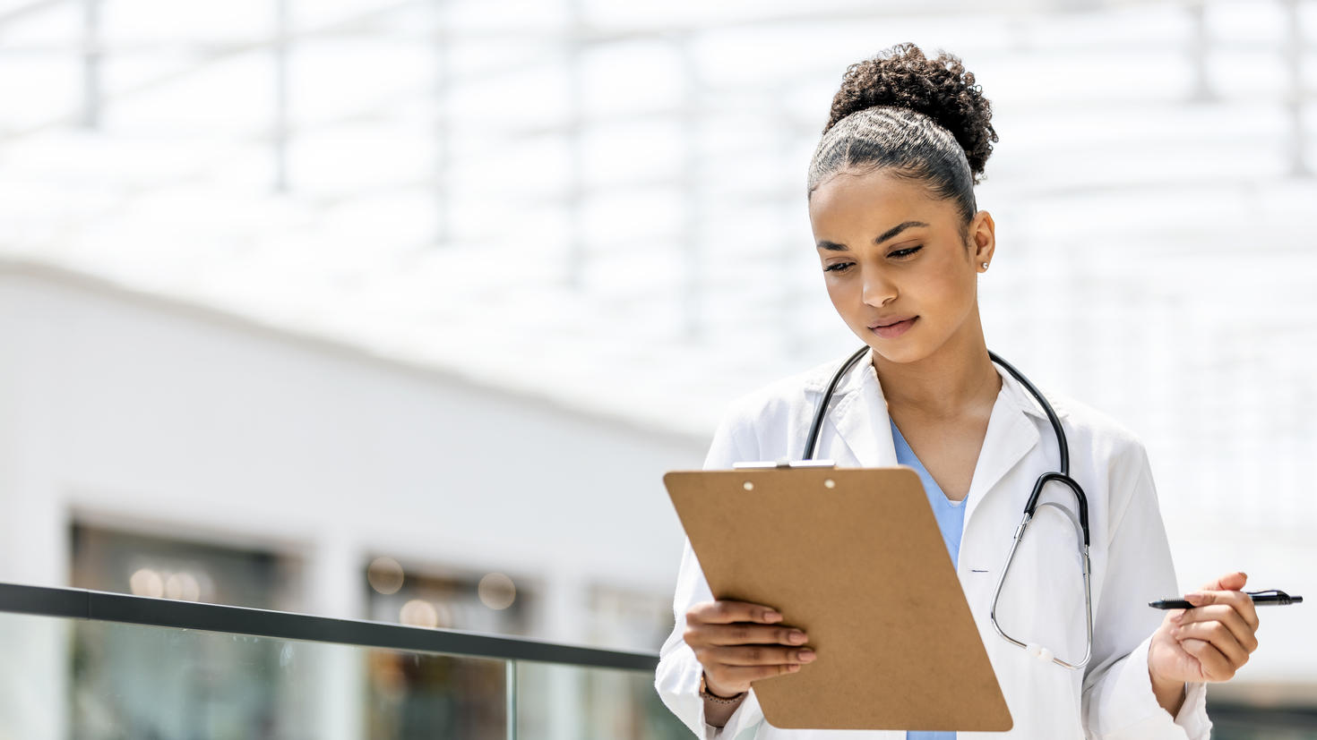 Femme médecin sérieuse et confiante avec un presse-papiers
