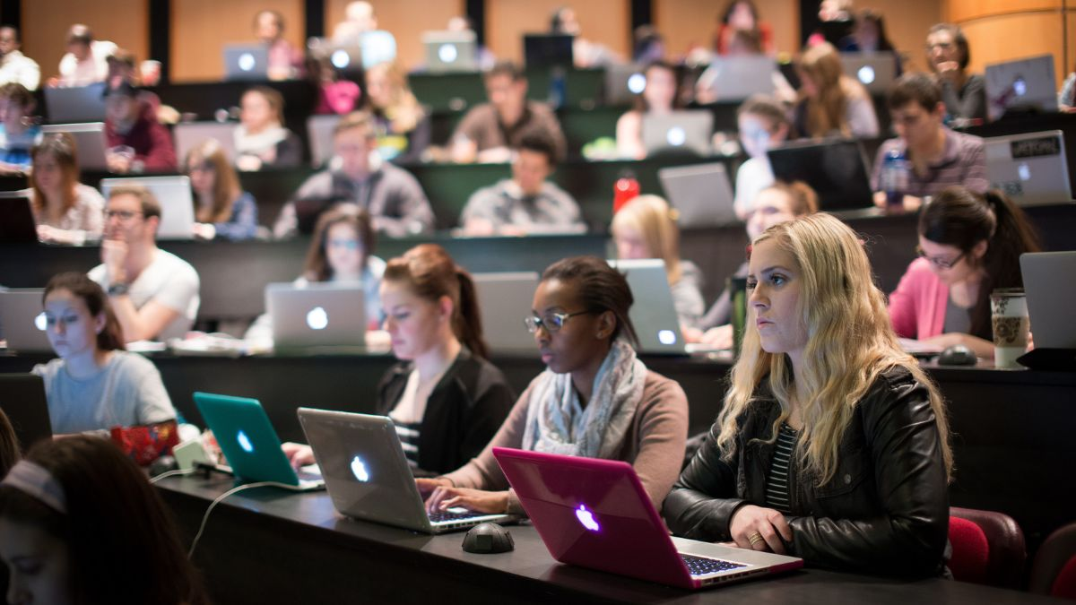 Étudiants dans un amphithéâtre