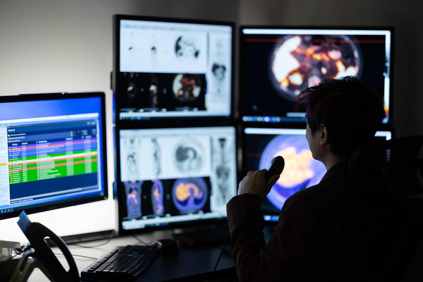 Le Dr Leung examine les scans
