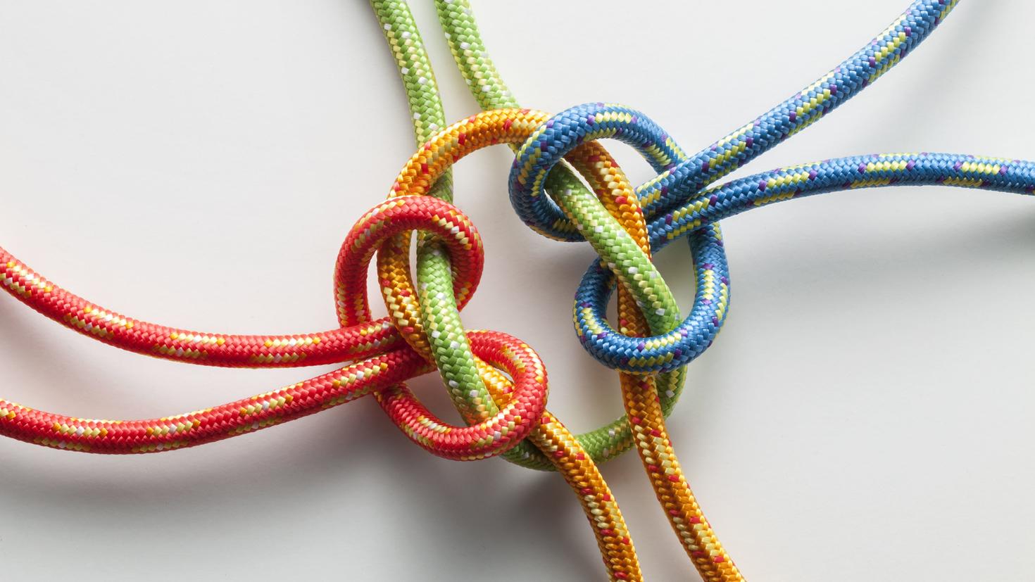 Cordes colorées nouées
