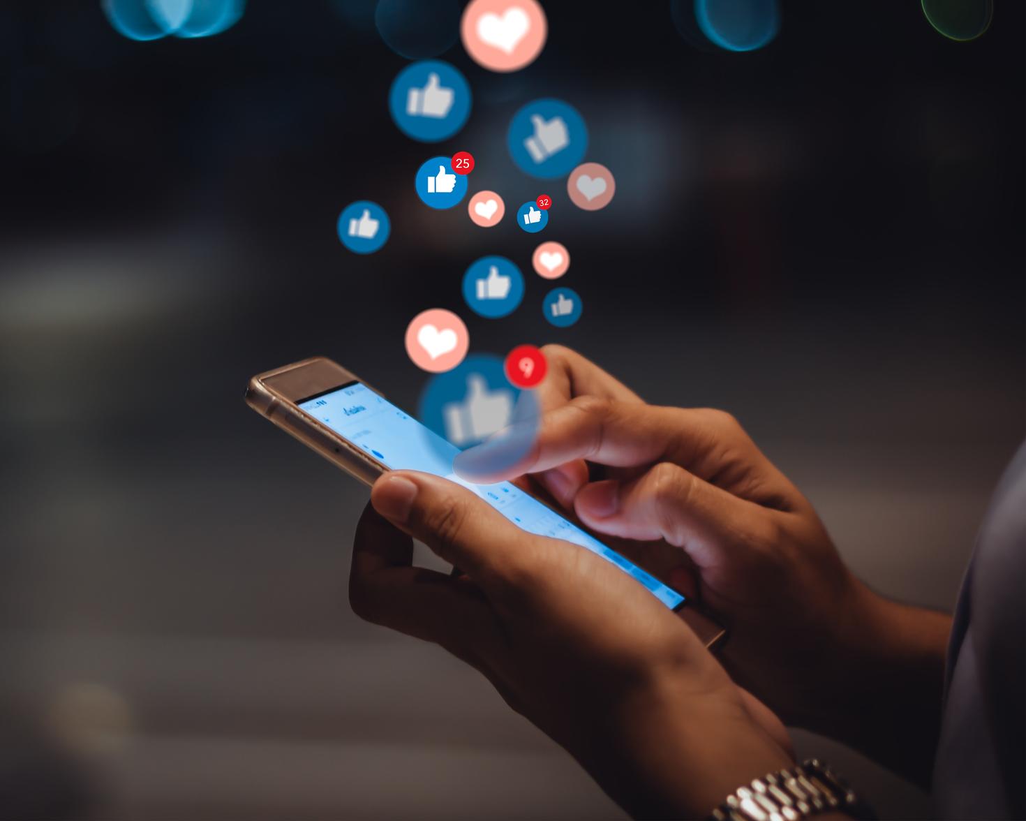 Jeune femme utilisant un téléphone intelligent