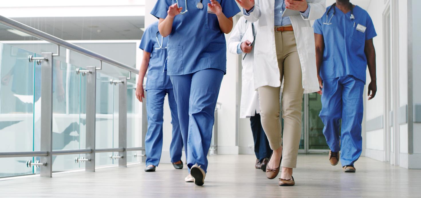 Praticiens marchant dans le couloir de l'hôpital